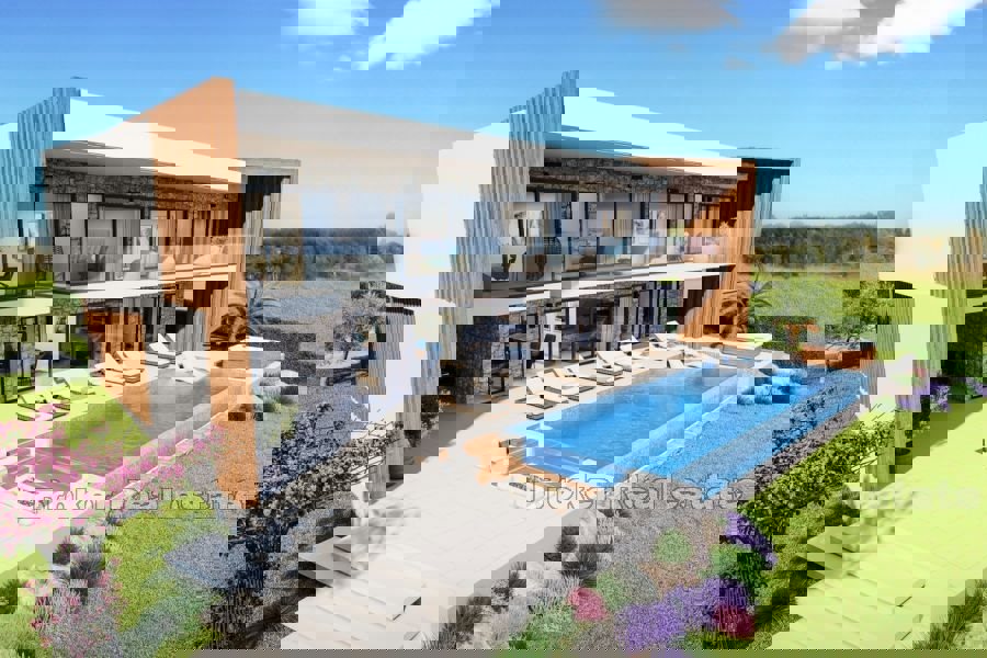 Villa di lusso con ampio giardino