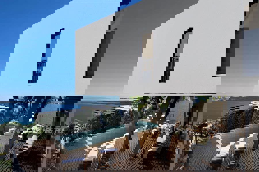 Villa moderna bifamiliare con vista mare