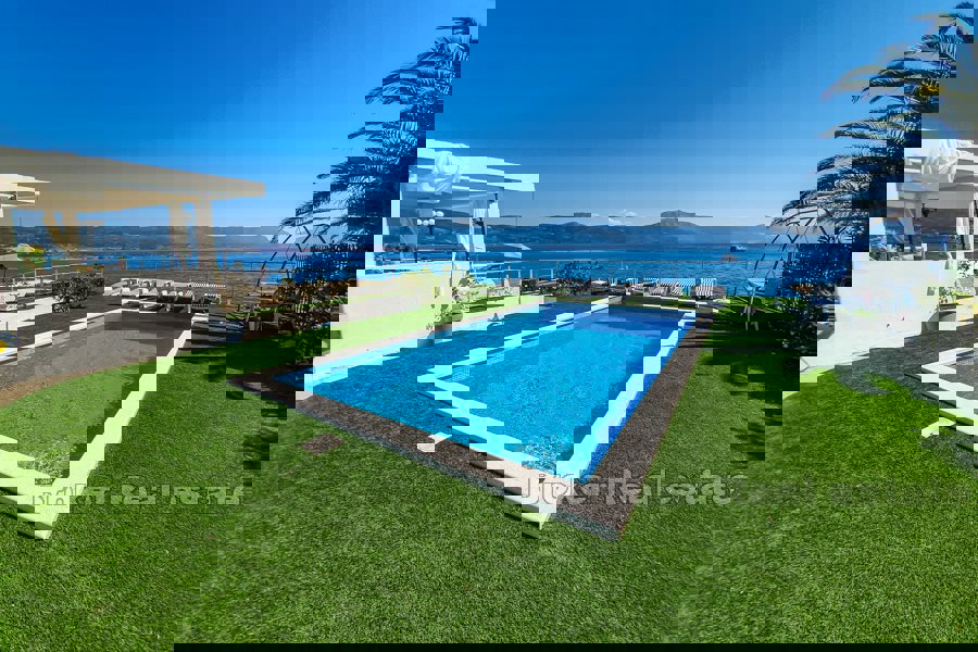 Villa sulla spiaggia con ampie terrazze e vista mare