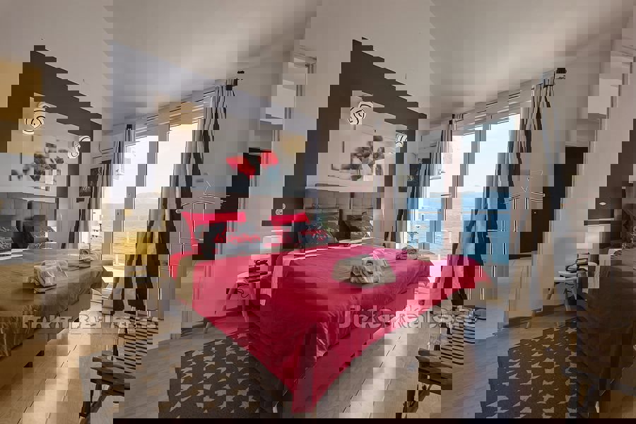 Villa sulla spiaggia con ampie terrazze e vista mare