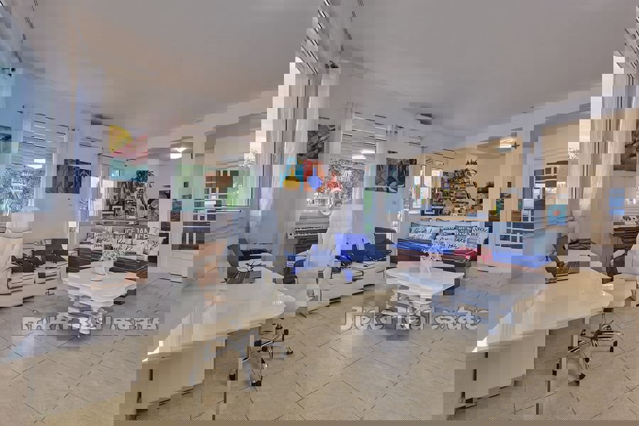 Villa sulla spiaggia con ampie terrazze e vista mare