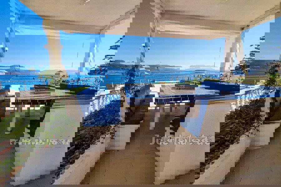 Villa sulla spiaggia con ampie terrazze e vista mare