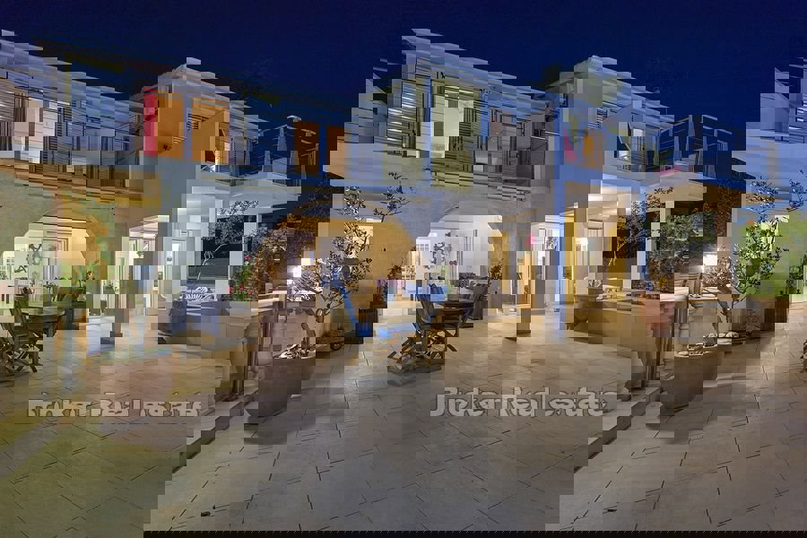 Villa sulla spiaggia con ampie terrazze e vista mare