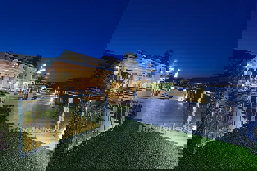 Villa sulla spiaggia con ampie terrazze e vista mare