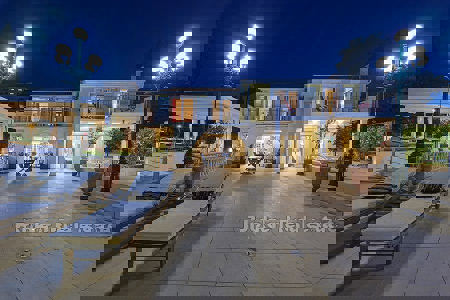 Villa sulla spiaggia con ampie terrazze e vista mare