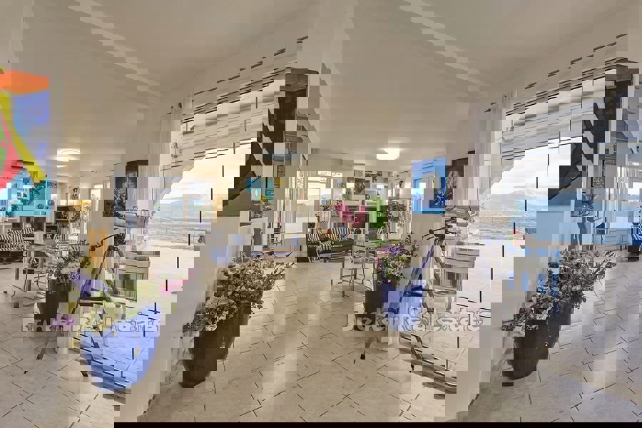 Villa sulla spiaggia con ampie terrazze e vista mare