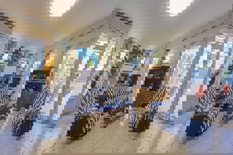 Villa sulla spiaggia con ampie terrazze e vista mare