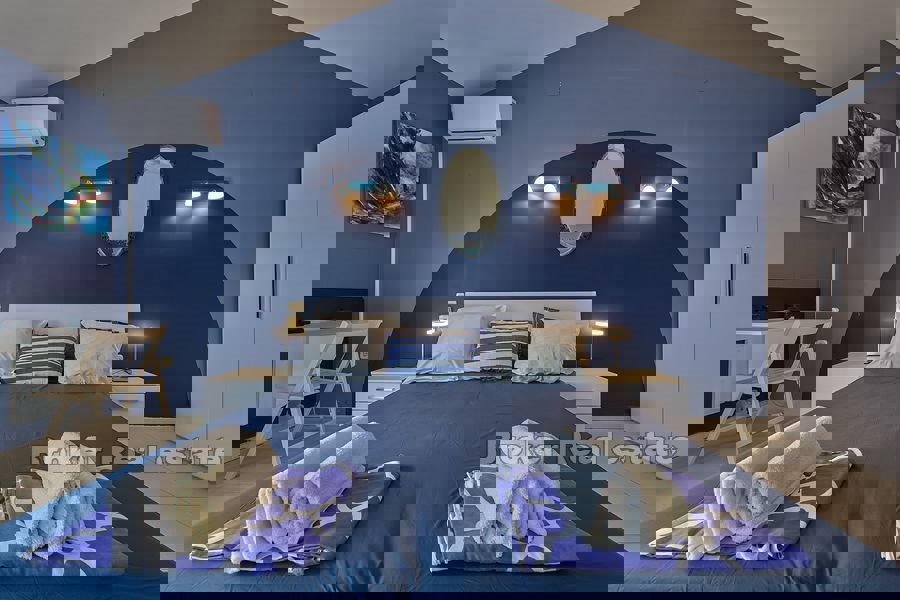 Villa sulla spiaggia con ampie terrazze e vista mare