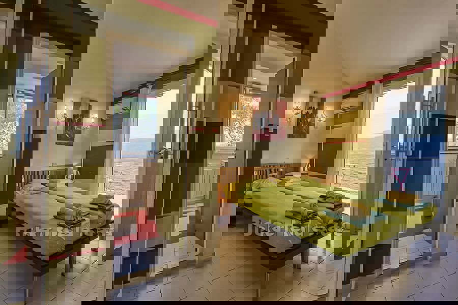 Villa sulla spiaggia con ampie terrazze e vista mare