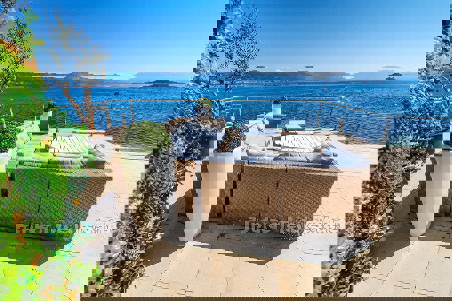 Villa sulla spiaggia con ampie terrazze e vista mare