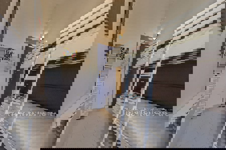 Villa sulla spiaggia con ampie terrazze e vista mare