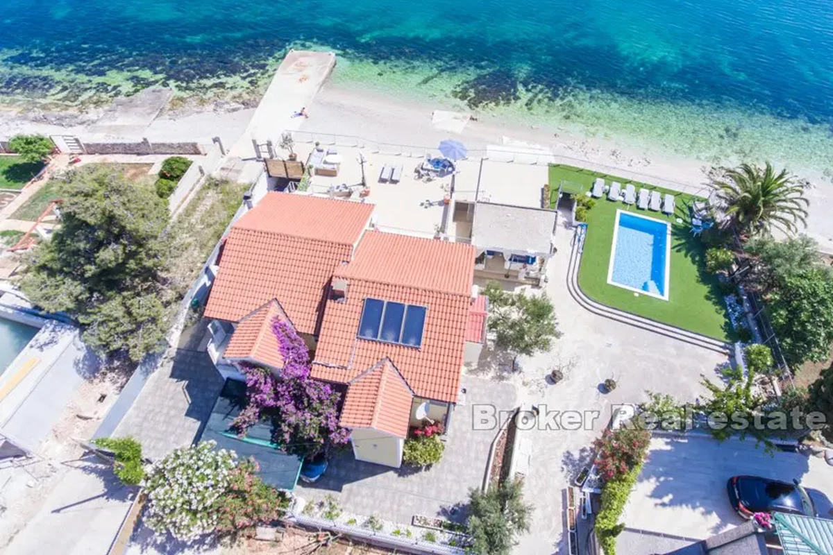 Villa sulla spiaggia con ampie terrazze e vista mare