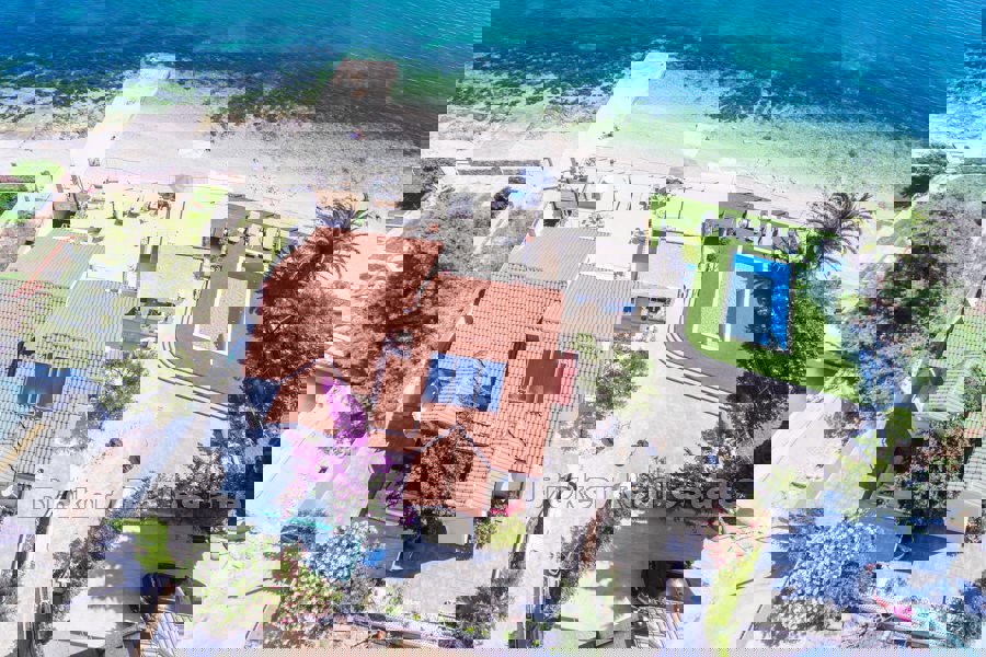 Villa sulla spiaggia con ampie terrazze e vista mare