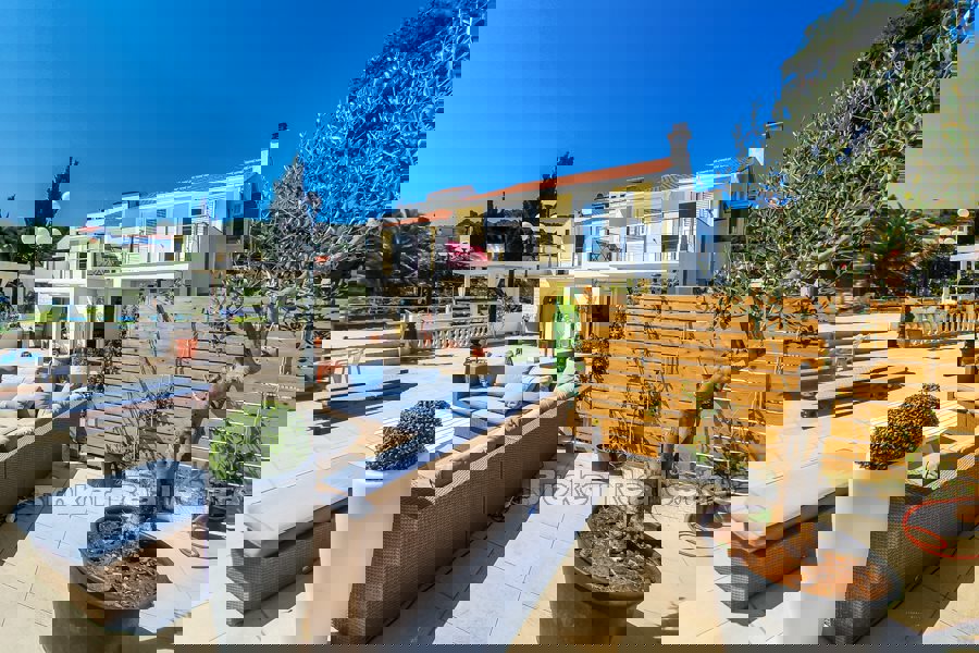 Villa sulla spiaggia con ampie terrazze e vista mare