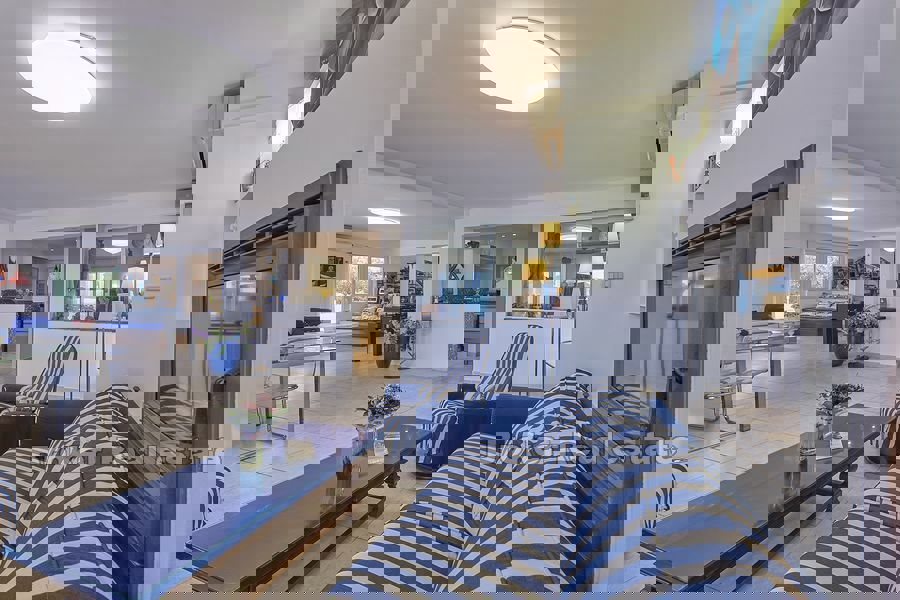 Villa sulla spiaggia con ampie terrazze e vista mare