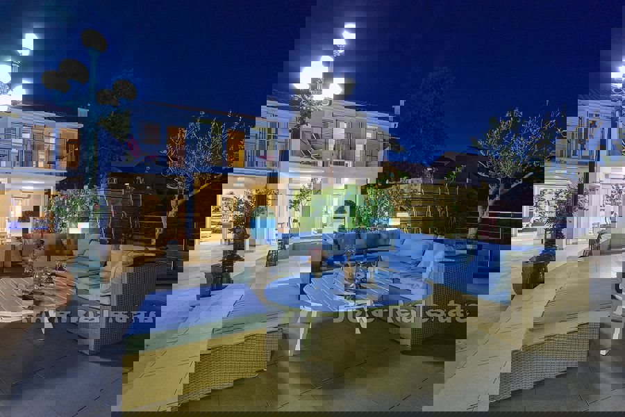 Villa sulla spiaggia con ampie terrazze e vista mare