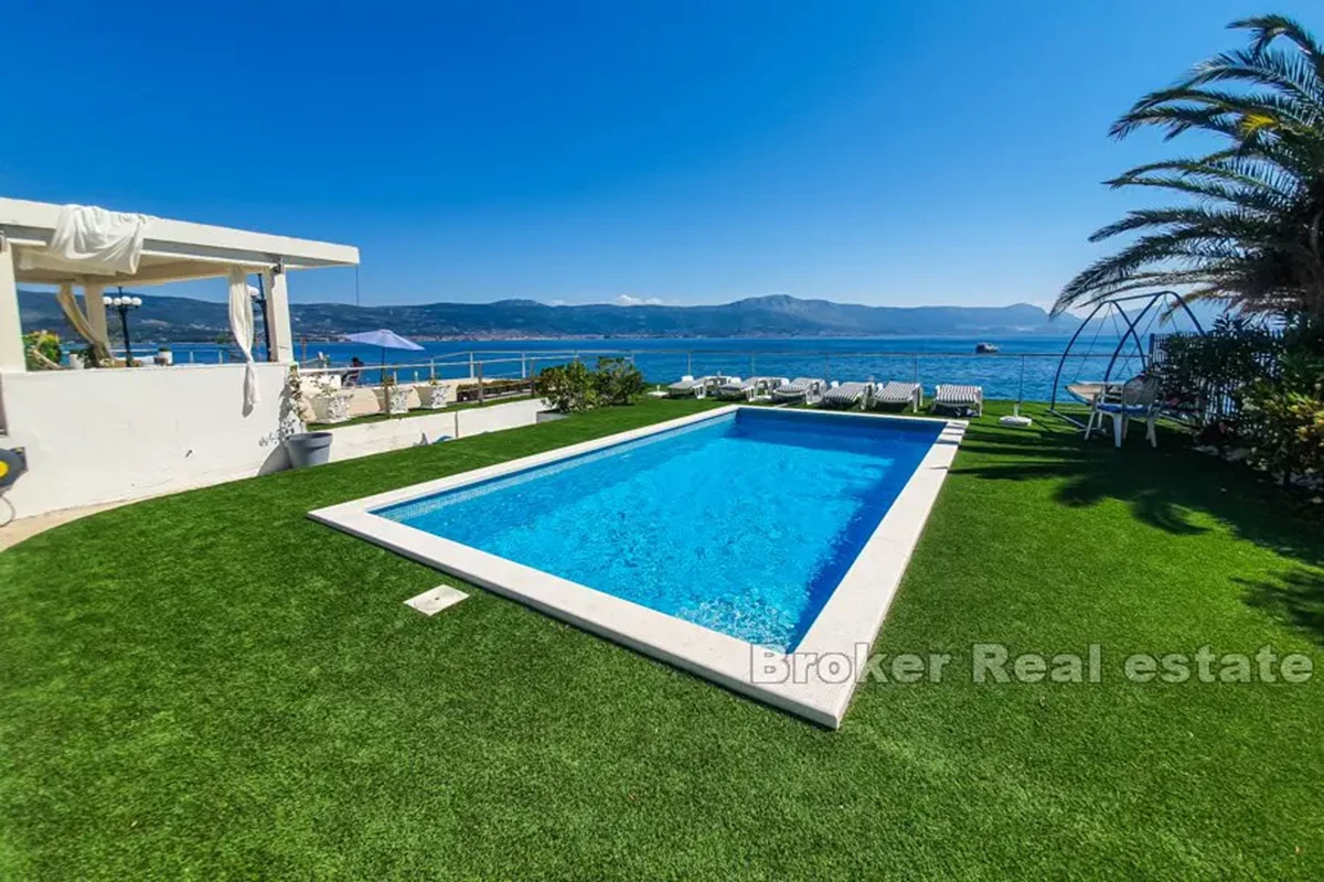 Villa sulla spiaggia con ampie terrazze e vista mare