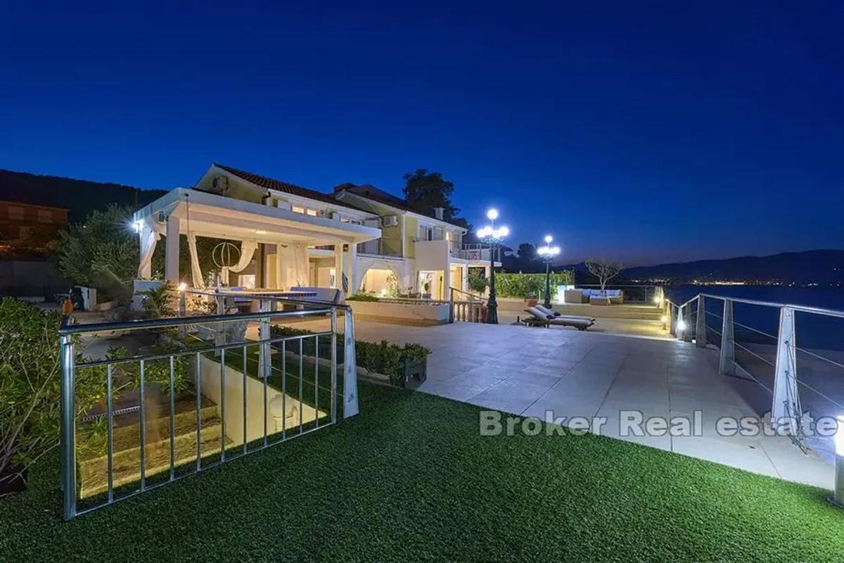 Villa sulla spiaggia con ampie terrazze e vista mare