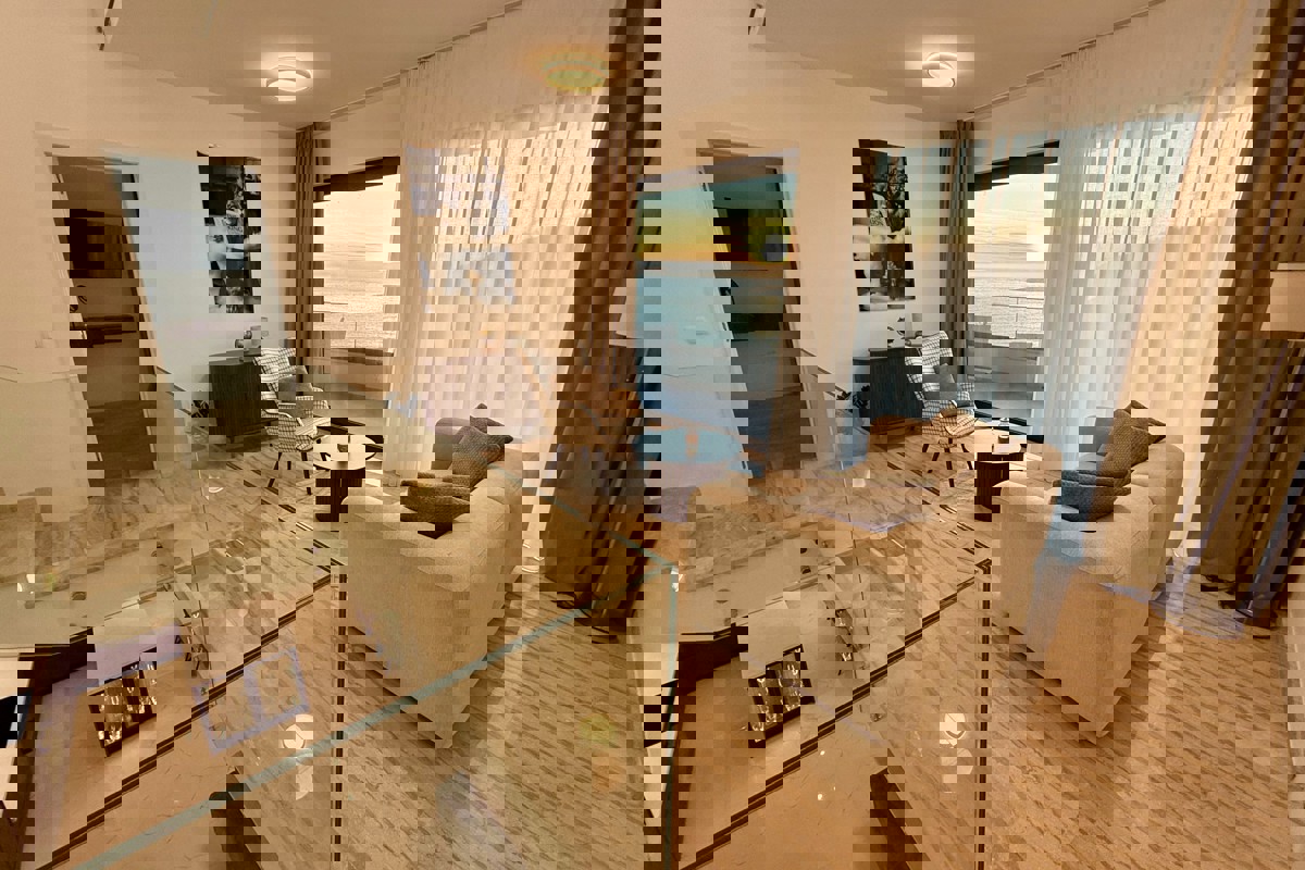 Villa moderna con vista mare