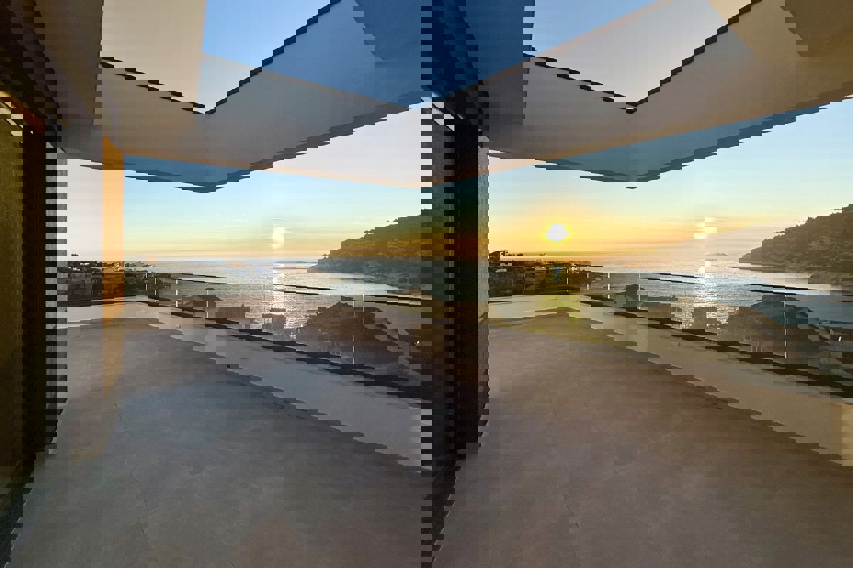 Villa moderna con vista mare