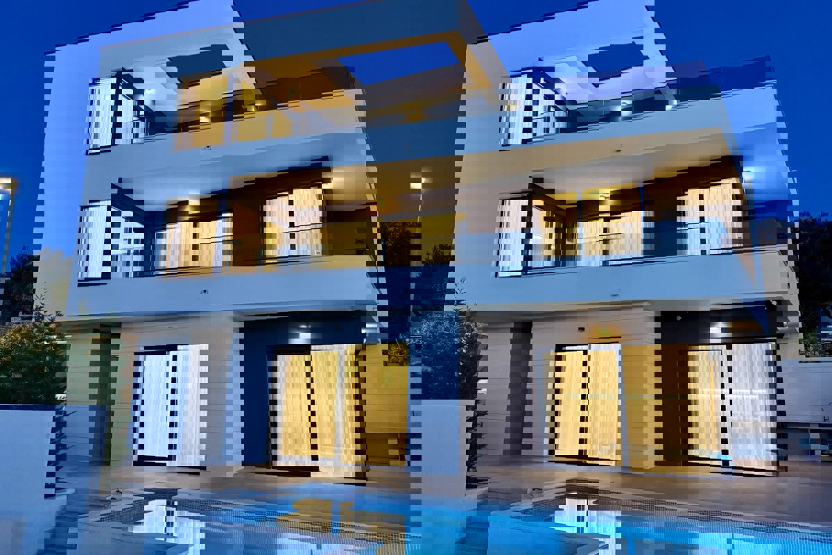 Villa moderna con vista mare