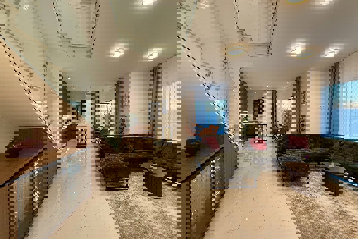 Villa moderna con vista mare