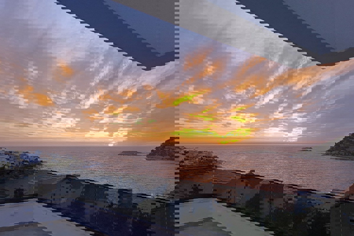 Villa moderna con vista mare