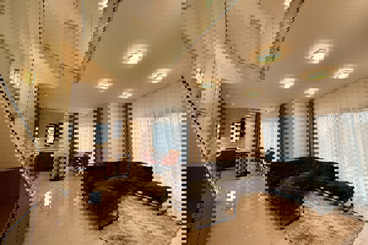 Villa moderna con vista mare