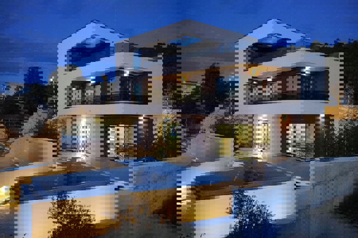 Villa moderna con vista mare