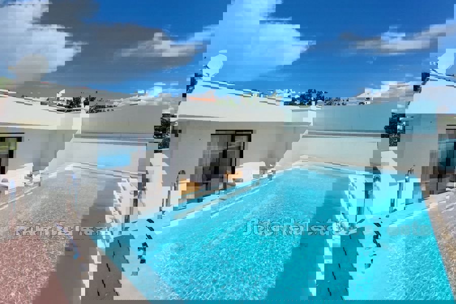 Villa di lusso con piscina e vista mare