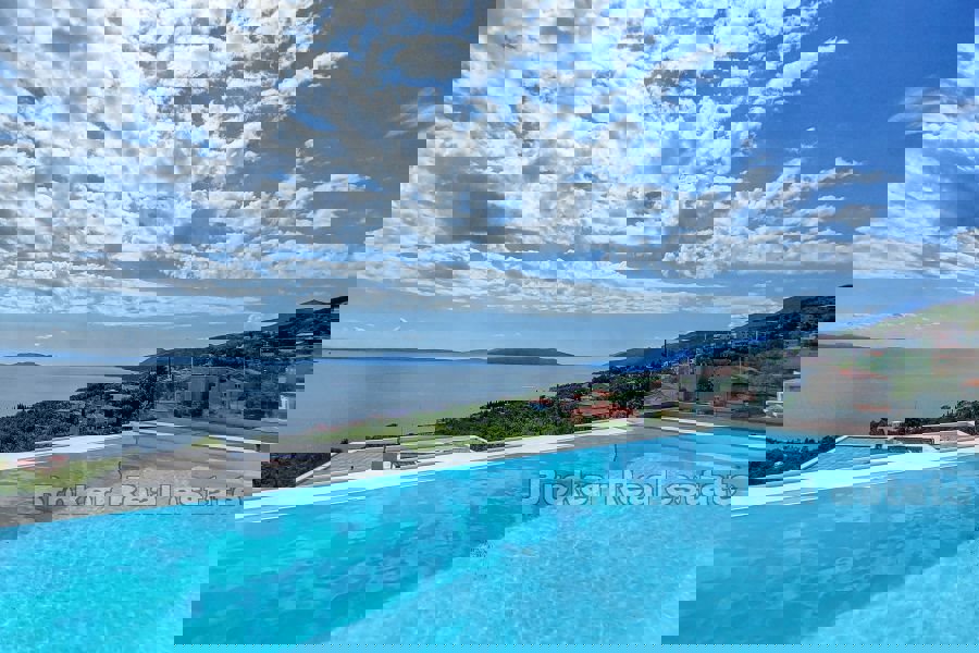 Villa di lusso con piscina e vista mare