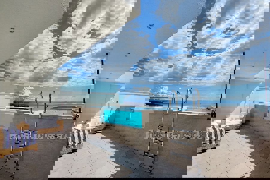 Villa di lusso con piscina e vista mare