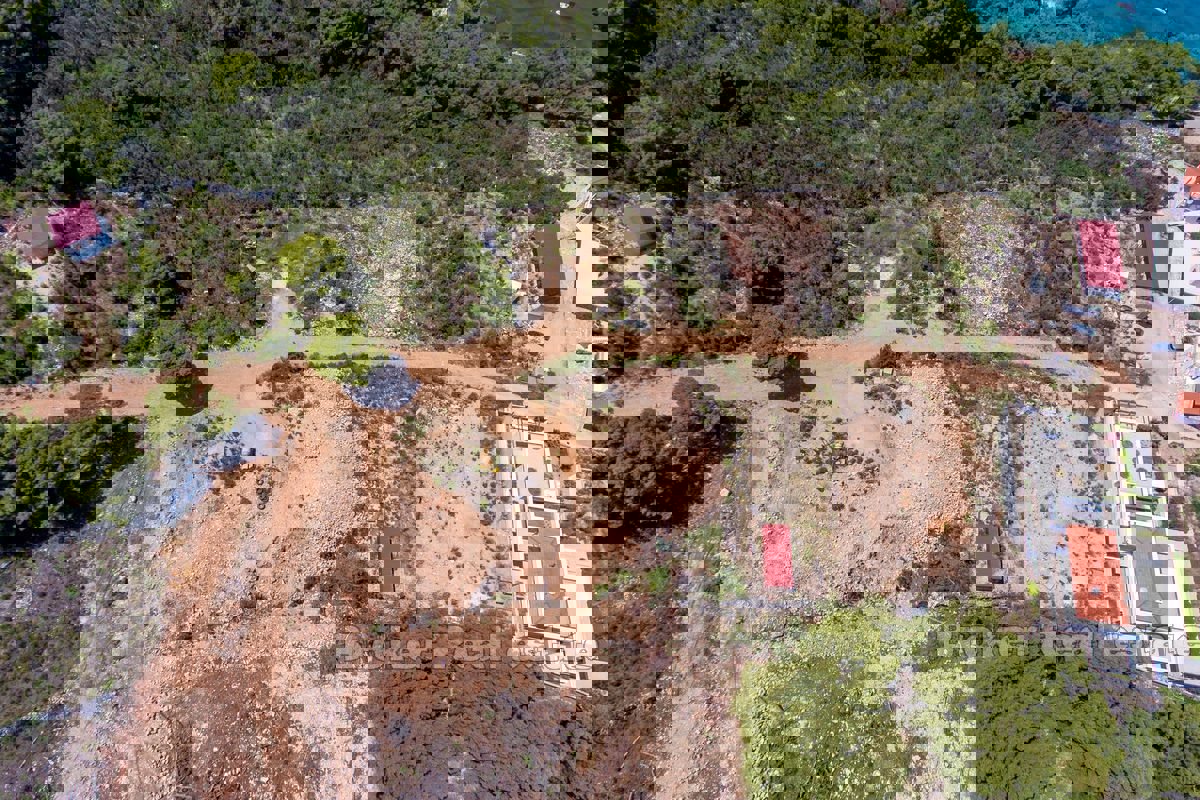 Ampio terreno edificabile vicino al mare con vista