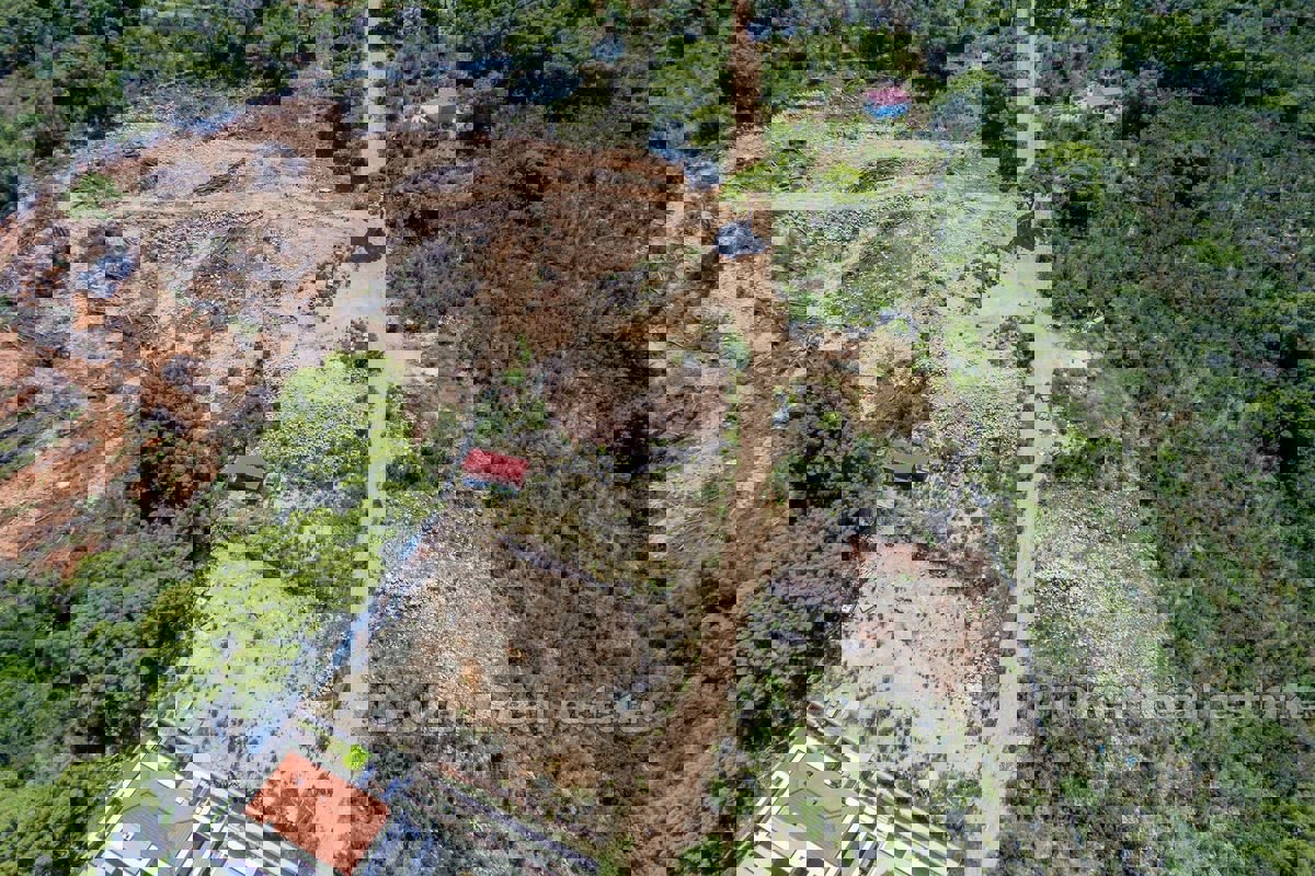 Ampio terreno edificabile vicino al mare con vista