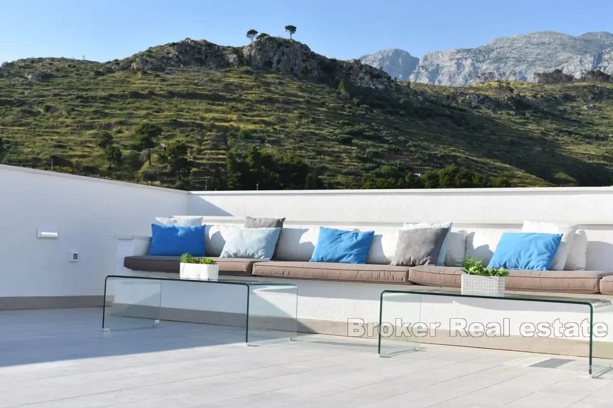 Attraente villa con piscina sul tetto, prima fila al mare