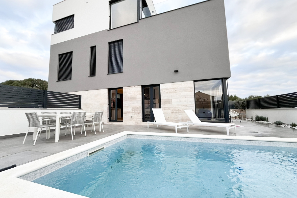 Villa con piscina e vista mare