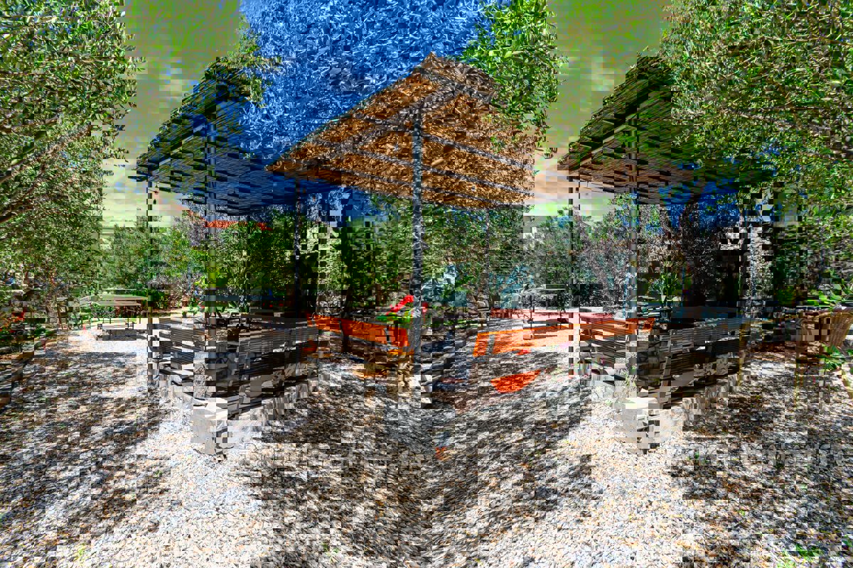 Villa in pietra con piscina