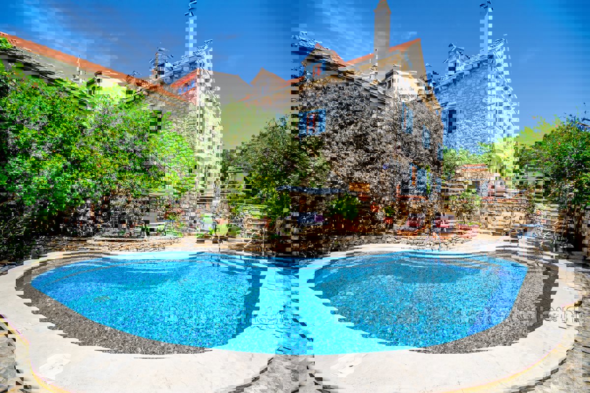 Villa in pietra con piscina