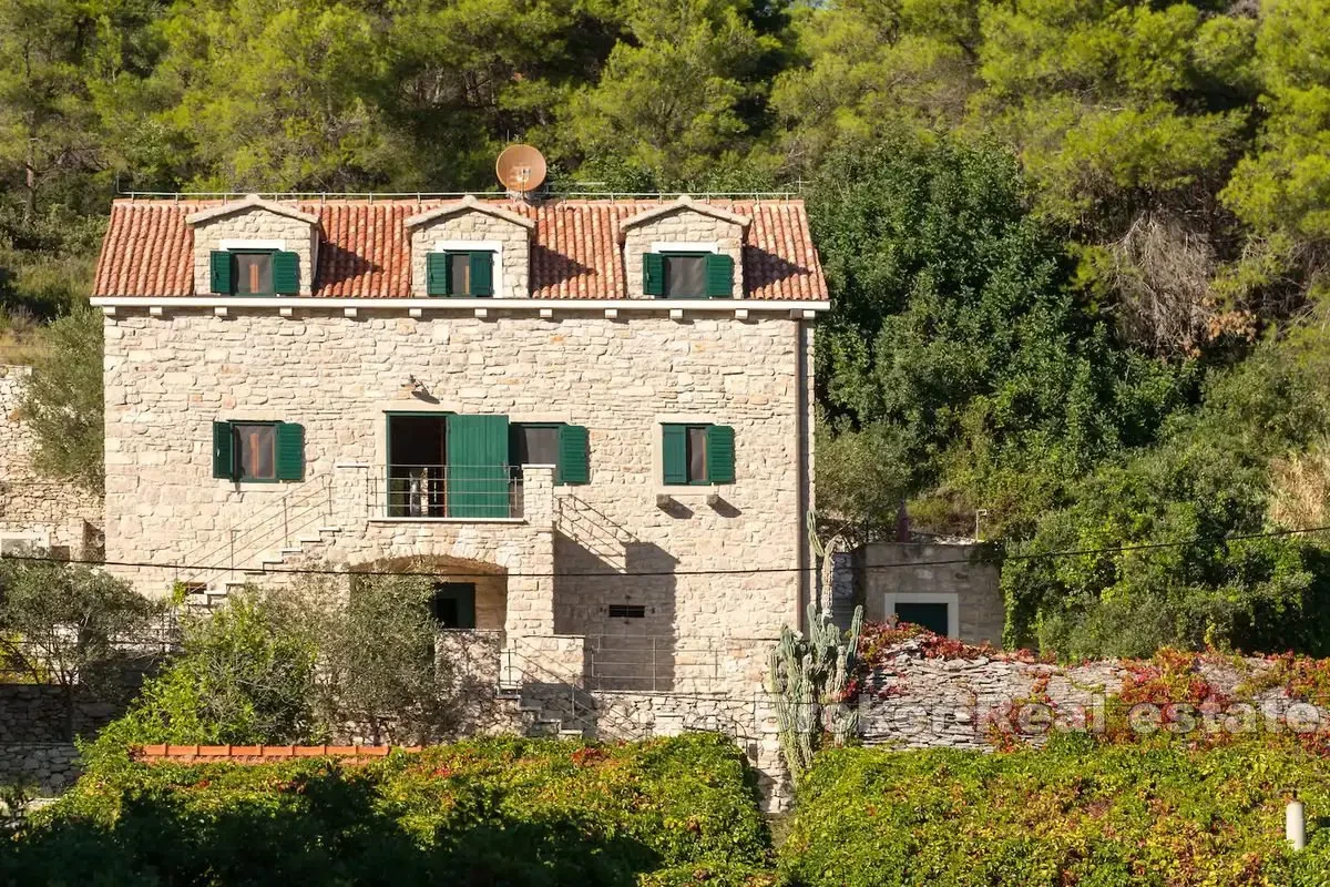 Casa in pietra con piscina