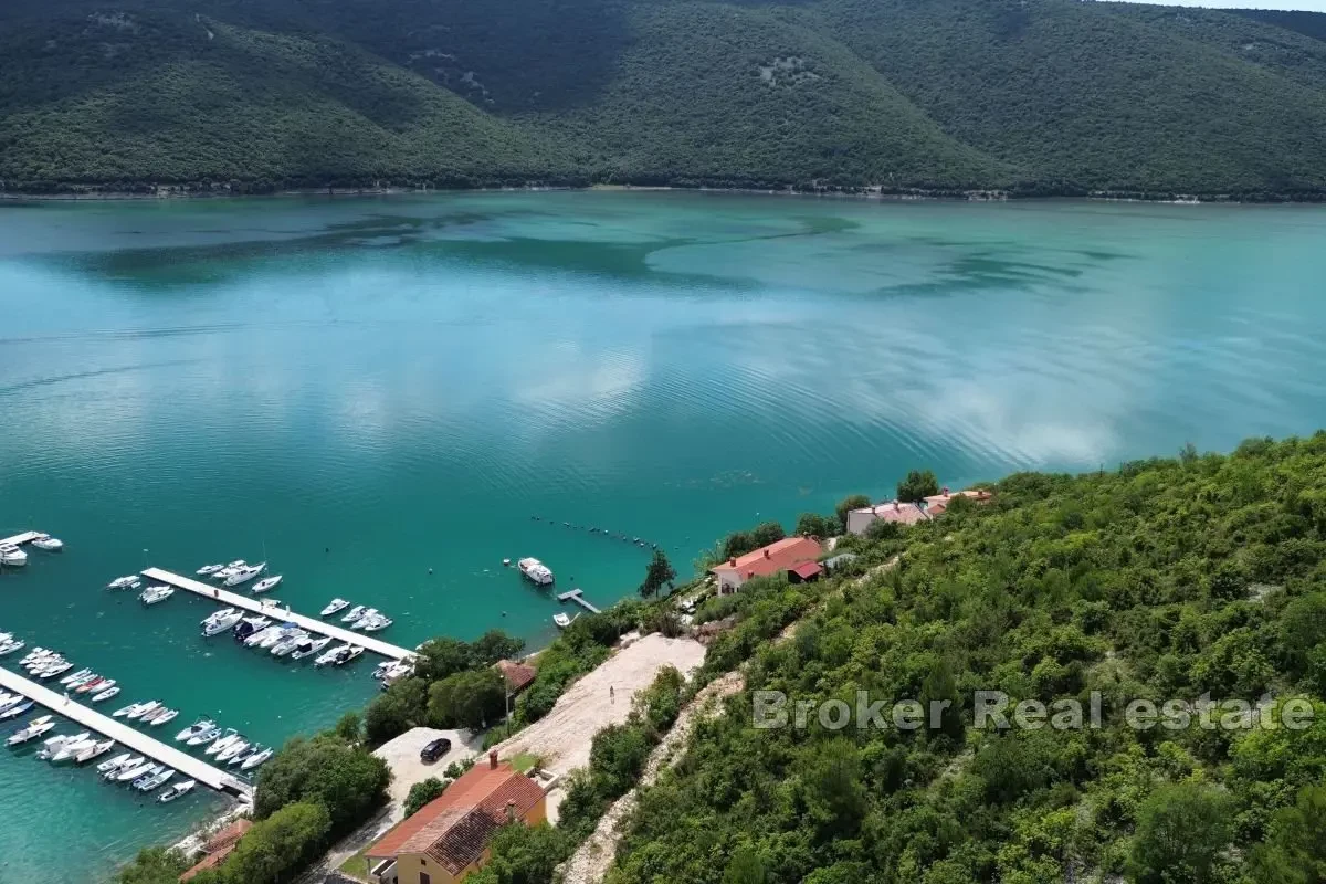 Terreno attraente con un progetto e vista sul mare