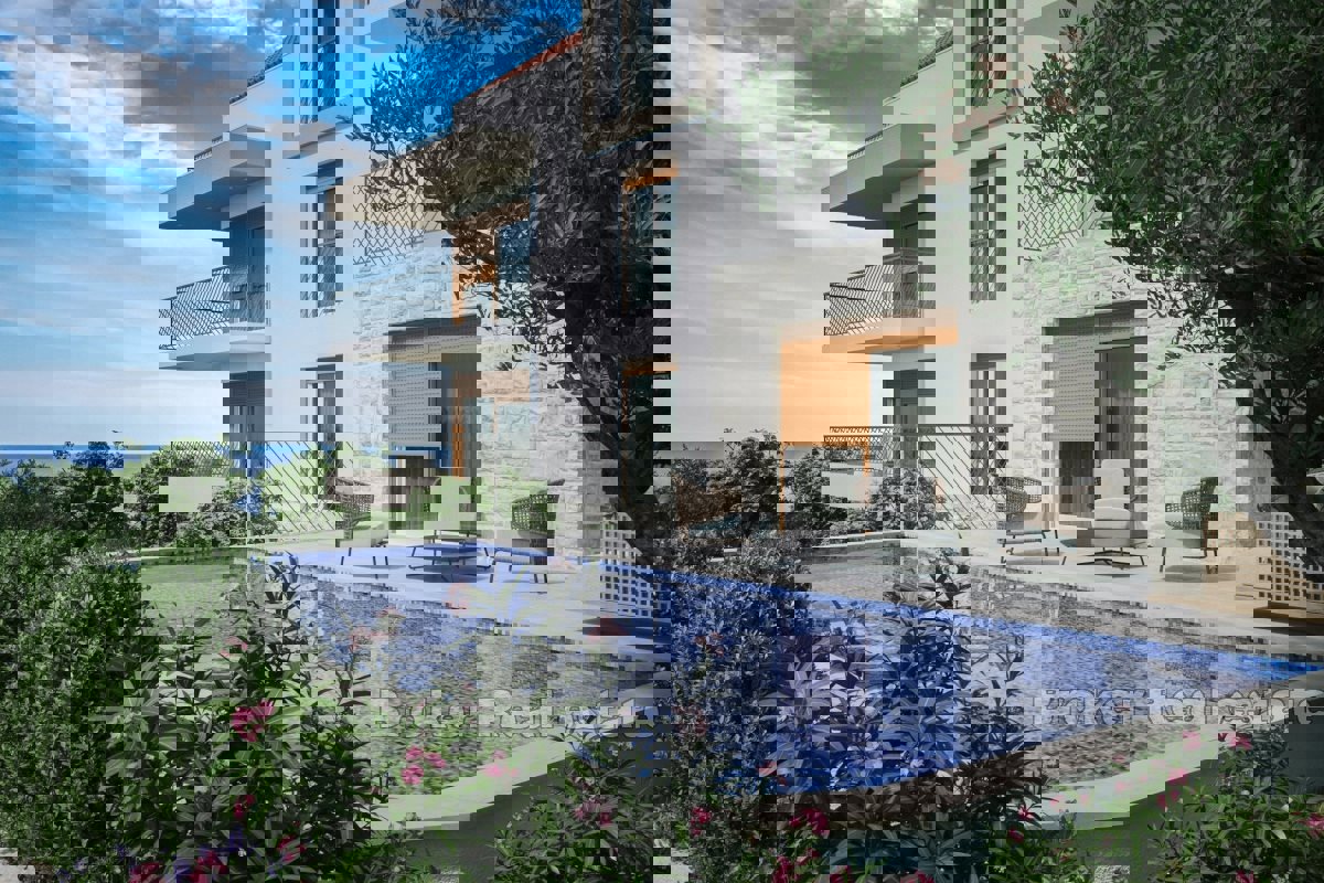 Appartamento con piscina e vista sul mare aperto