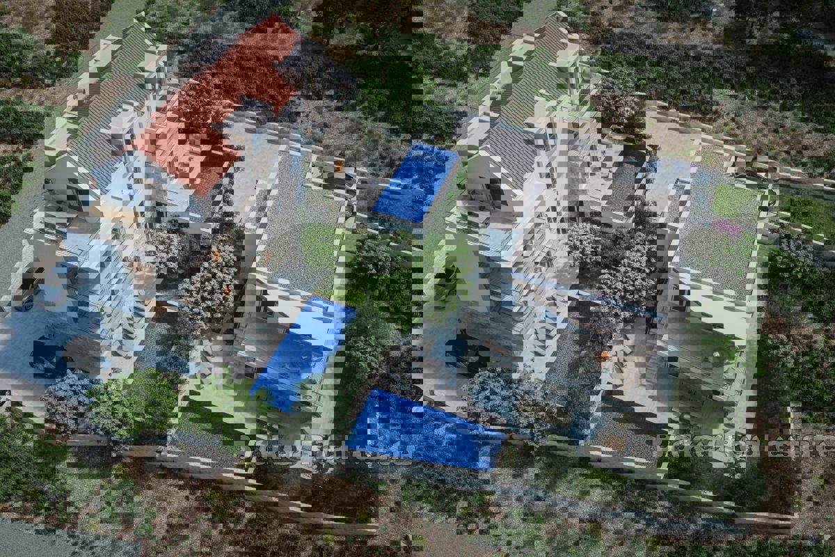 Appartamento con piscina e vista sul mare aperto