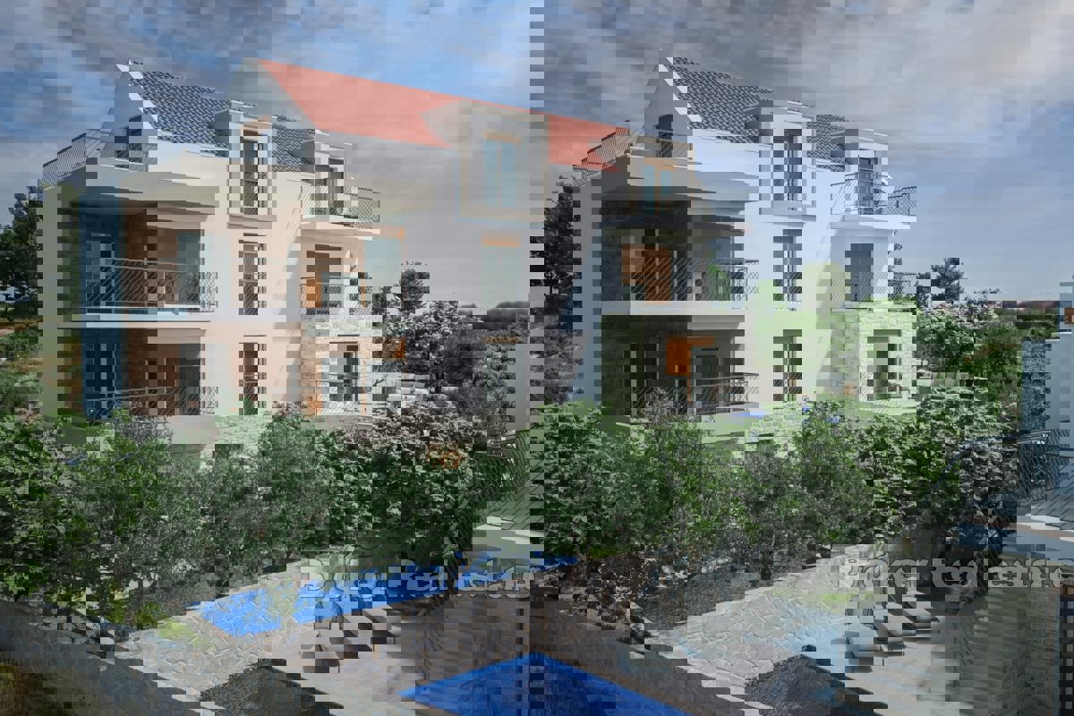 Appartamento con piscina e vista sul mare aperto