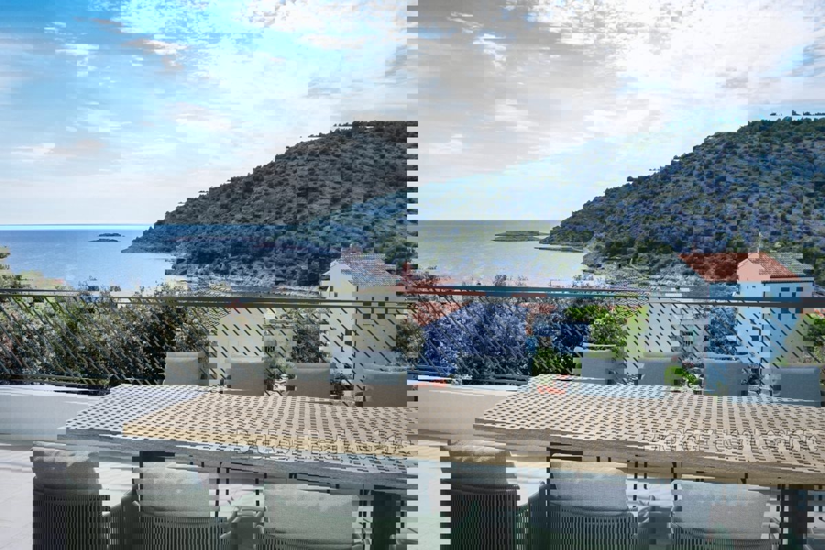 Appartamento con piscina e vista sul mare aperto