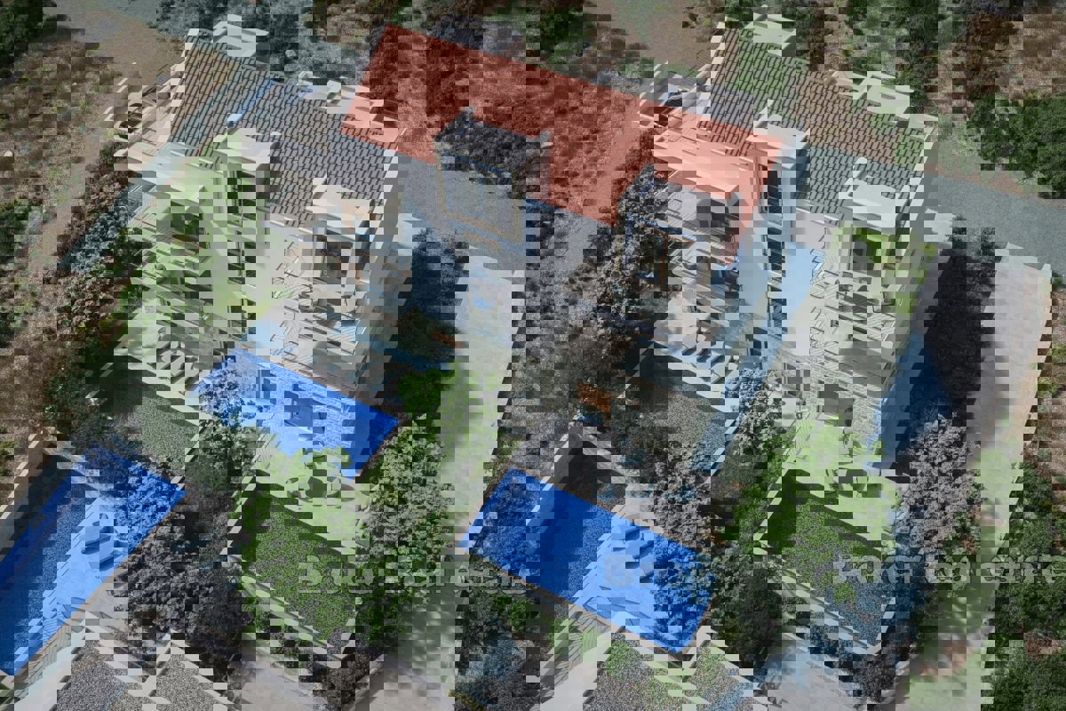 Appartamento con piscina e vista sul mare aperto