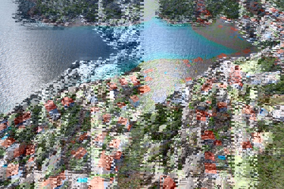 Appartamento con piscina e vista sul mare aperto