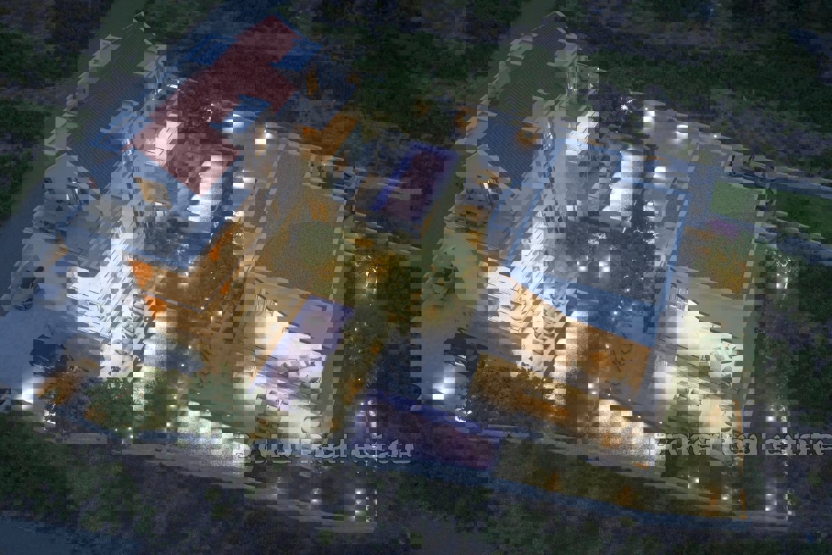 Appartamento con piscina e vista sul mare aperto