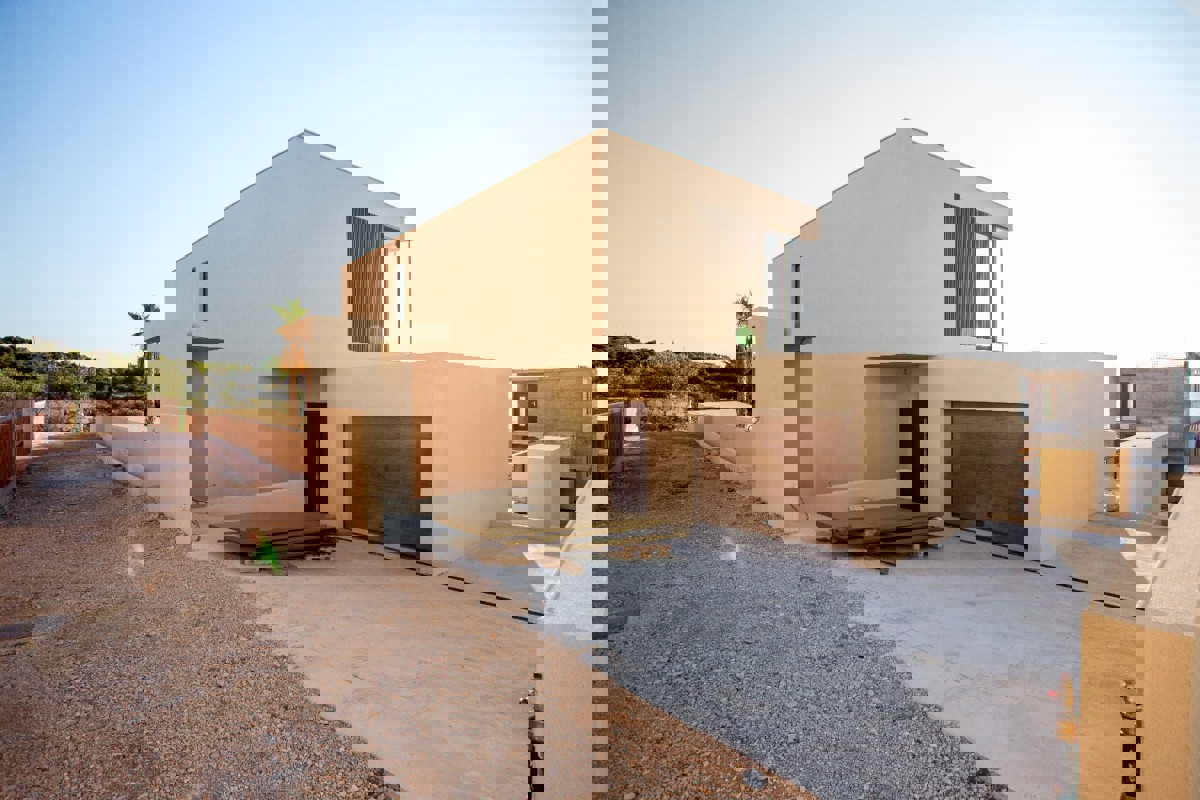 Villa moderna con piscina e vista mare