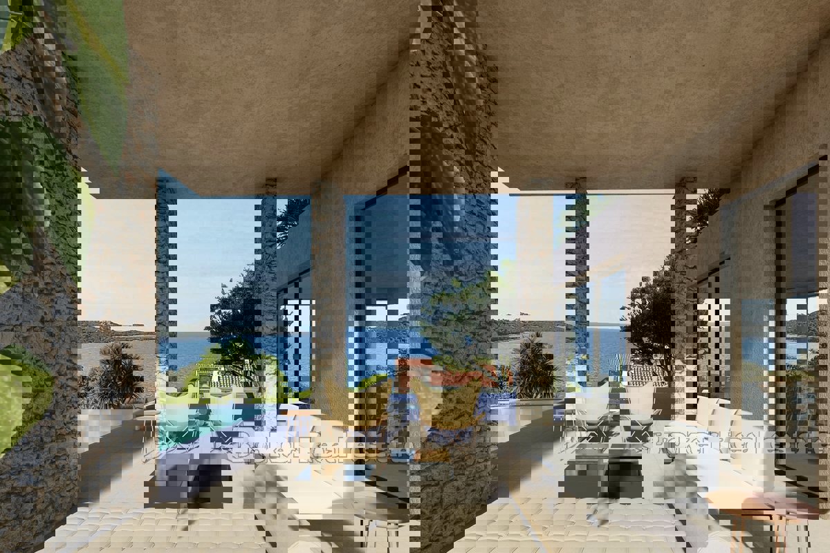 Villa moderna con piscina e vista mare