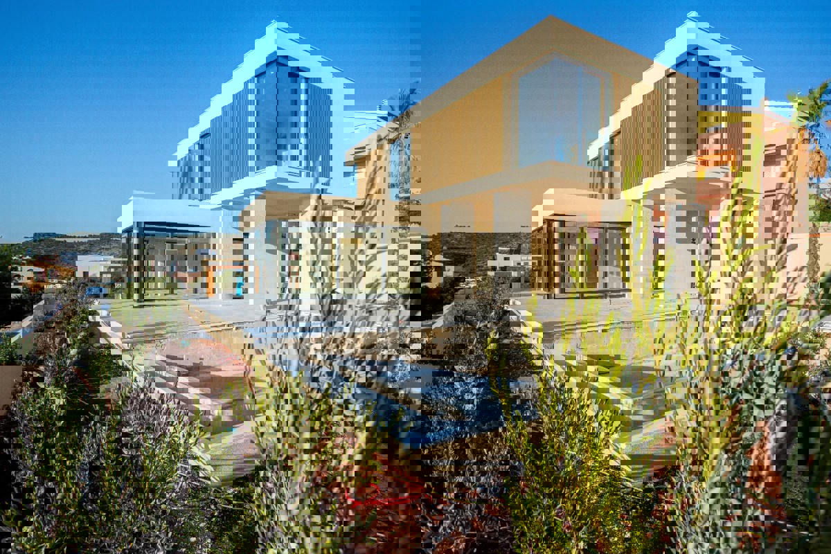 Villa moderna con piscina e vista mare